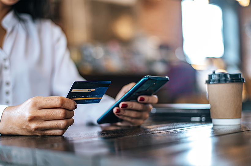 by-crecard-through-smartphone-in-coffee-shop