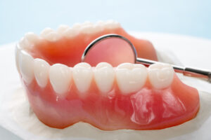 Lee más sobre el artículo 4 TIPOS DE PRÓTESIS DENTALES QUE DEBERÍAS CONOCER PARA TENER EN CUENTA TU REHABILITACIÓN ORAL