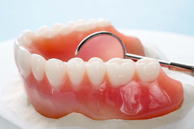 4 TIPOS DE PRÓTESIS DENTALES QUE DEBERÍAS CONOCER PARA TENER EN CUENTA TU REHABILITACIÓN ORAL